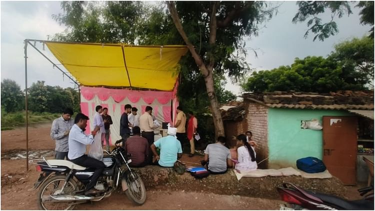 satna-medical-college:-छात्रों-से-अवैध-वसूली,-500-का-900-और-5000-का-शपथ-पत्र-7500-रुपये-में-टेंट-लगाकर-बेच-रहे