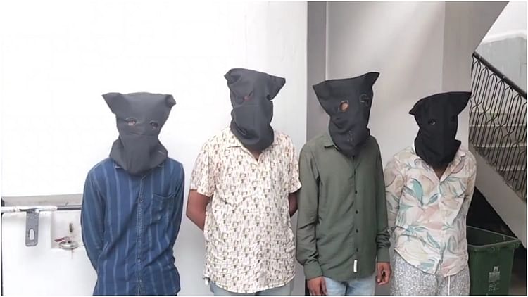 mp-news:-मैहर-में-atm-कार्ड-बदलकर-ठगी-करने-वाले-चार-युवक-गिरफ्तार,-30-कार्ड-बरामद;-ऐसे-हुआ-मामले-का-खुलासा