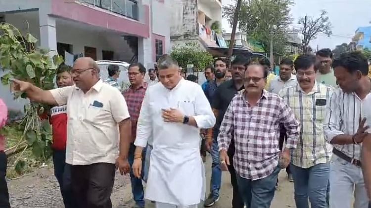betul:-कांग्रेसियों-ने-सड़क-के-गड्ढों-का-विरोध-करने-निकाला-नया-तरीका,-पहले-लगाए-bjp-के-झंडे-फिर-किया-श्राद्ध