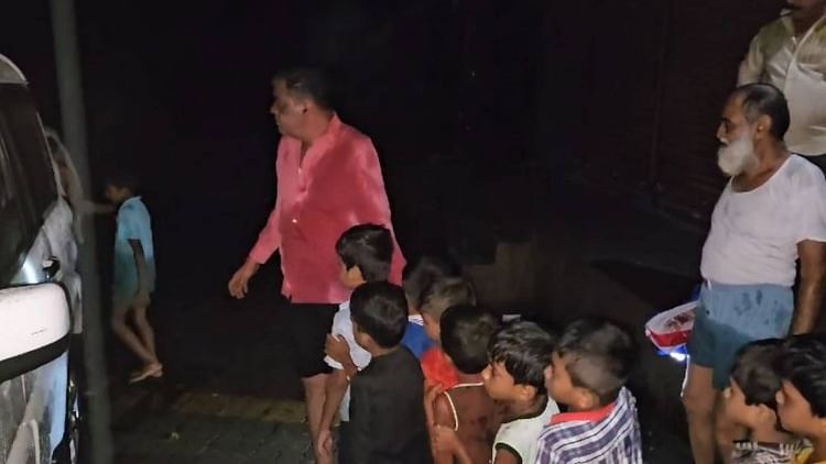 mp-news:-सतना-में-70-साल-पुराना-तालाब-फूटा,-कॉलोनियों-में-घुसा-पानी,-तेज-बहाव-में-फंसे-दो-बच्चे-समेत-चार-लोग