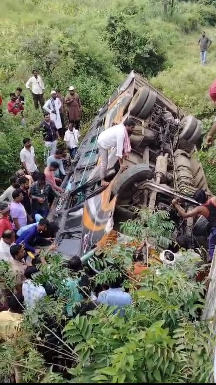 chhindwara-news:-स्टेयरिंग-फेल-हाेने-से-पुलिया-के-नीचे-गिरी-बस,-तीन-लोग-हुए-घायल