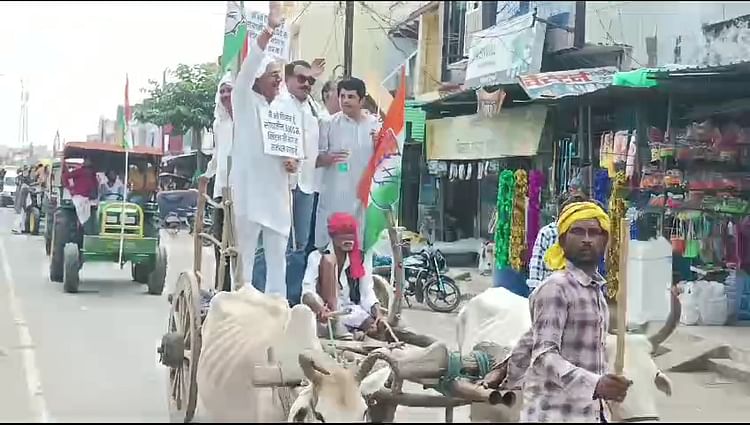 damoh-news:-सोयाबीन-का-समर्थन-मूल्य-बढ़ाने-की-मांग-को-लेकर-कांग्रेस-की-बैलगाड़ी-यात्रा,-पथरिया-में-प्रदर्शन