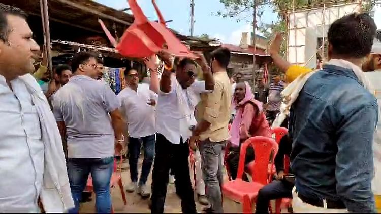 damoh-news:-कांग्रेस-के-धरना-प्रदर्शन-के-दौरान-दो-गुटों-में-विवाद,-फेंकी-कुर्सियां-और-दी-गई-गलियां
