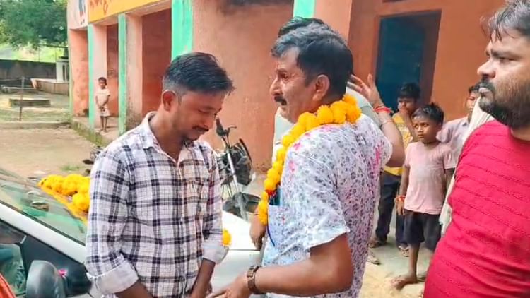 teachers-day:-शिक्षक-की-विदाई-पर-रोया-पूरा-गांव,-बच्चों-ने-कहा-सर-हमें-छोड़कर-नहीं-जाओ