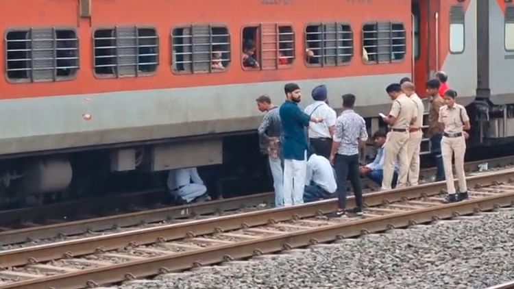 sehore:-मालवा-एक्सप्रेस-के-पहियों-के-ब्रेक-चिपकने-से-निकला-धुआं-और-चिंगारी,-मची-अफरा-तफरी