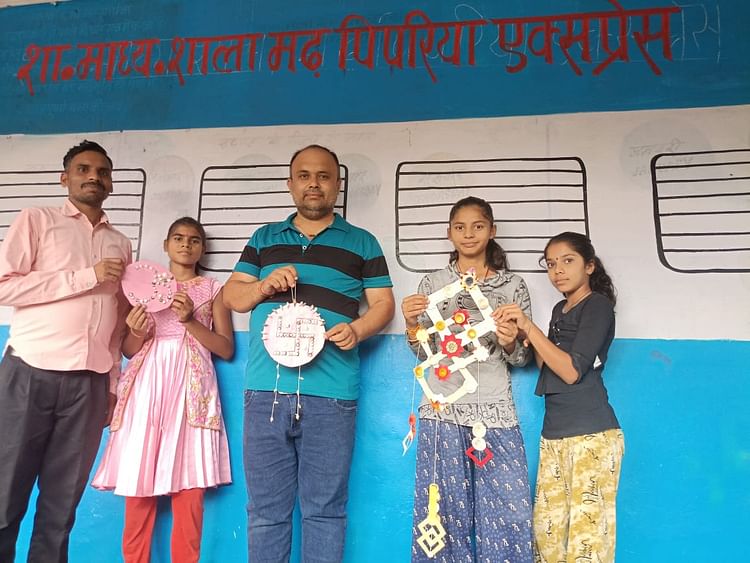 sagar:-शिक्षक-की-लगन-ने-बदली-गांव-में-शिक्षा-की-तस्वीर,-मढ़-पिपरिया-में-बुंदेलखंड-का-पूर्ण-डिजिटल-स्कूल