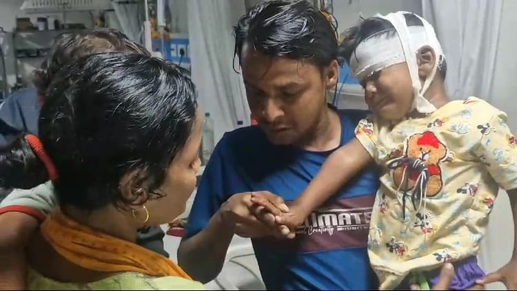damoh-news:-रेलवे-ट्रैक-पर-घायल-मिले-मासूम-को-छिंदवाड़ा-से-लेने-पहुंचे-माता-पिता,-उन्हें-देख-बच्चा-भी-रो-पड़ा