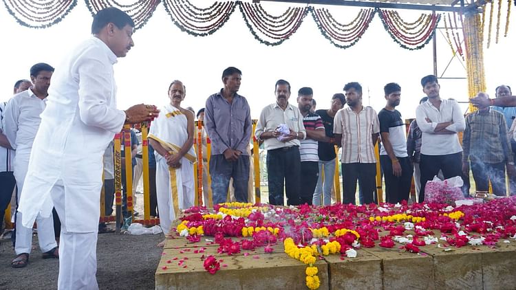 mp-news:-सीएम-मोहन-ने-क्रिया-विधि-कर-मां-शिप्रा-में-प्रवाहित-की-‘बाबूजी’-की-अस्थियां,-निवास-पर-पहुंच-रहे-लोग
