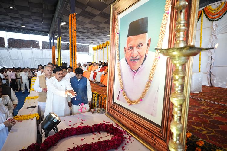 ujjain:-चलित-उठावने-मे-‘बाबूजी’-को-पुष्पांजलि-देने-उमड़ा-जनसमुदाय,-मंत्री-नेता,-संतों-ने-अर्पित-किए-श्रद्धासुमन