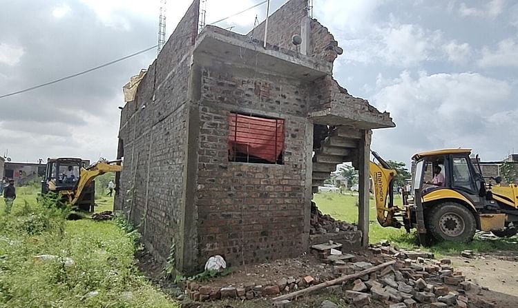 indore:-एयरपोर्ट-विस्तार-मेें-बाधक-अवैध-काॅलोनी-मेें-चले-बुलड़ोजर,-दस-से-ज्यादा-मकान-तोड़े
