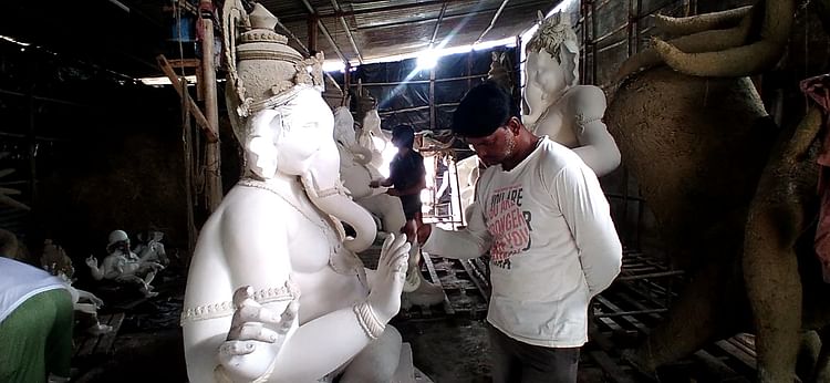 damoh-news:-कोलकाता-के-कलाकार-बालू-मिट्टी-से-दे-रहे-भगवान-गणेश-की-प्रतिमाओं-को-आकार,-अंतिम-दौर-में-तैयारियां