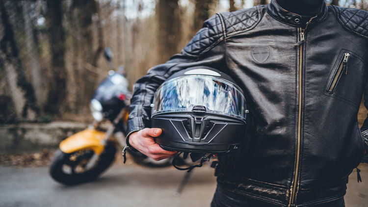 helmet:-नितिन-गडकरी-ने-दोपहिया-वाहन-निर्माताओं-से-ग्राहकों-को-रियायती-हेलमेट-उपलब्ध-कराने-का-किया-आग्रह