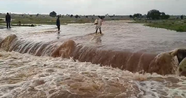 damoh-news:-तेज-बारिश-से-जंगली-नालों-में-आया-उफान,-बाइक-सहित-बहे-दो-युवकों-को-बची-जान