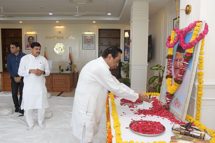 bhopal:-मुख्यमंत्री-मोहन-यादव-के-पिता-के-निधन-पर-कमलनाथ-पहुंचे-सीएम-हाउस,-राज्यपाल-ने-भी-दी-सांत्वना
