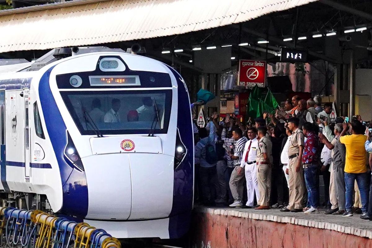 vande-bharat-express:-वंदे-भारत-एक्सप्रेस-के-लोको-पायलट-आपस-में-भिड़े,-ट्रेन-के-कांच-तोड़े,-जानें-क्यों-हुई-लड़ाई