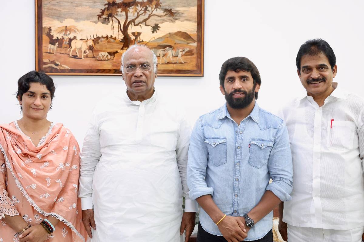 vinesh-phogat-:-विनेश-फोगाट-और-बजरंग-पूनिया-के-शामिल-होने-से-क्या-हरियाणा-में-कांग्रेस-होगी-मजबूत?