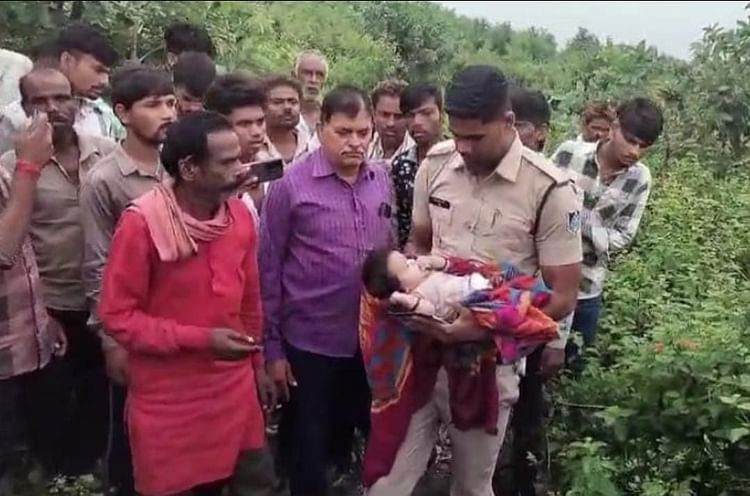 chhatarpur-news:-जंगल-में-रोती-मिली-दो-माह-की-बच्ची,-समाजसेवियों-और-पुलिस-ने-बचाया,-पहुंचाया-अस्पताल