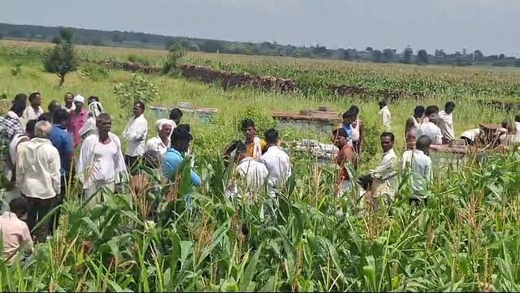 damoh-news:-बांसी-गांव-में-मुक्तिधाम-पर-दबंगों-का-कब्जा,-बो-दी-मक्का-की-फसल,-अंतिम-संस्कार-के-लिए-नहीं-बची-जगह
