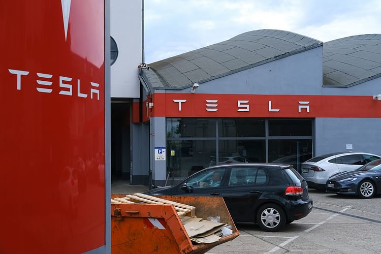 tesla-ev:-नेपाल-के-काठमांडू-में-टेस्ला-सेंटर-में-लगी-आग,-कारण-का-पता-लगाने-के-लिए-हो-रही-गहन-जांच
