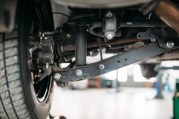 car-tips:-कैसे-जानें-कि-गाड़ी-के-सस्पेंशन-सिस्टम-को-मरम्मत-की-है-जरूरत,-कार-करती-है-ये-चार-इशारे