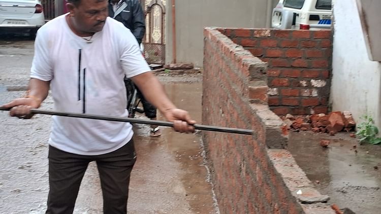 sagar-:-नगर-निगम-ने-चार-वार्डों-में-गिराए-जर्जर-मकान,-क्षतिग्रस्त-मकानों-के-मालिकों-को-नोटिस-जारी