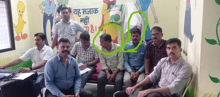 chhatarpur:-रिश्वतखोर-पंचायत-सचिव-और-उसके-सहयोगी-को-लोकायुक्त-ने-पकड़ा,-सरपंच-प्रतिनिधि-की-शिकायत-पर-कार्रवाई