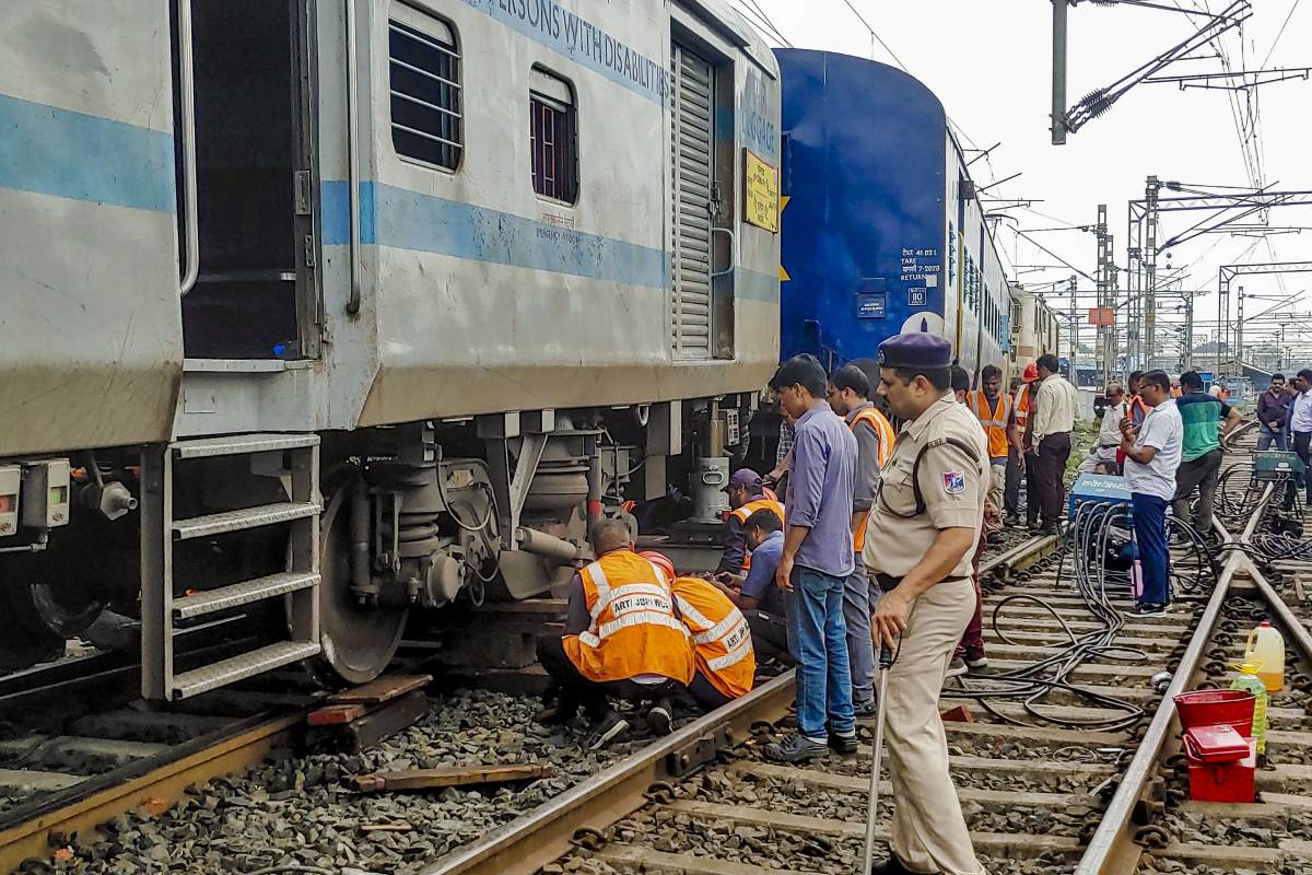 train-accident-:-इंदौर-जबलपुर-एक्सप्रेस-के-दो-डिब्बे-पटरी-से-उतरे,-वीडियो-आया-सामने