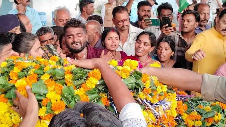mp-news:-गॉर्ड-ऑफ-ऑनर-और-नम-आंखों-से-दी-गई-प्रदीप-पटेल-को-अंतिम-विदाई,-शहीद-के-नाम-गांव-में-बनेगा-प्ले-ग्राउंड