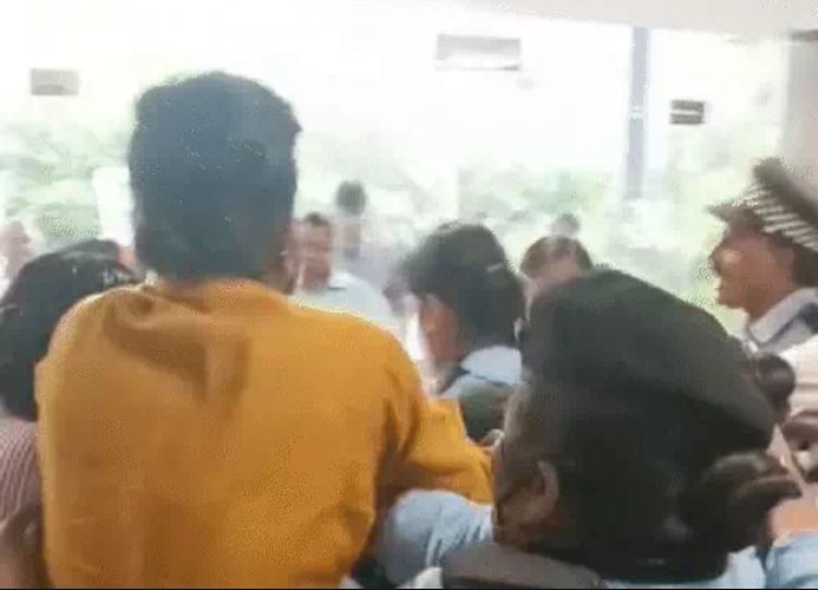 indore:-सुपर-स्पेशिलिटी-अस्पताल-में-महिला-गार्ड-के-साथ-एंट्री-की-बात-पर-मारपीट,-तीन-पर-एफआईआर