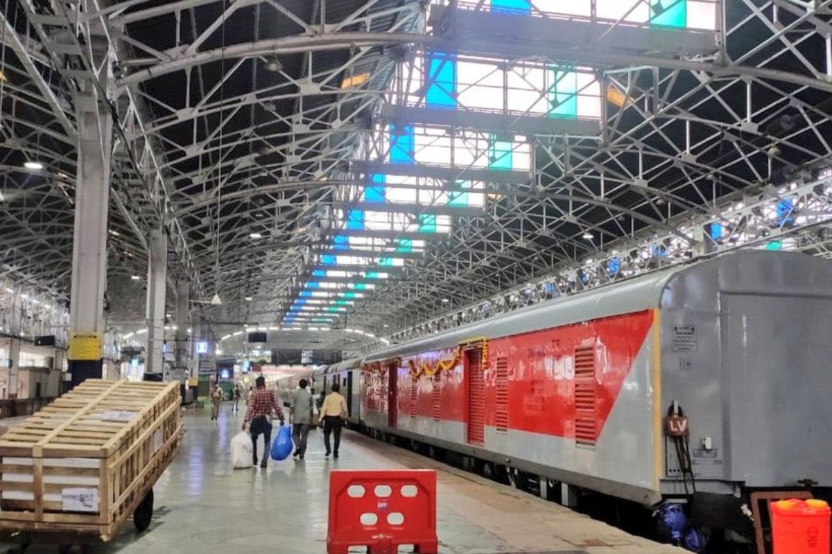 train-accident:-ट्रैकमैन-की-बहादुरी-से-टली-बड़ी-ट्रेन-दुर्घटना,-फिल्मी-अंदाज-में-राजधानी-एक्सप्रेस-को-रोका