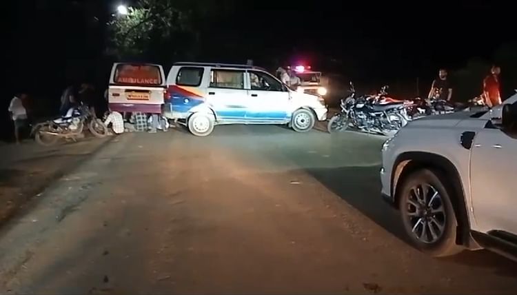 sagar-news:-मिशन-अस्पताल-के-सामने-शव-रखकर-लगाया-जाम,-डिलेवरी-के-समय-महिला-के-पेट-में-कपड़ा-छोड़ने-का-आरोप