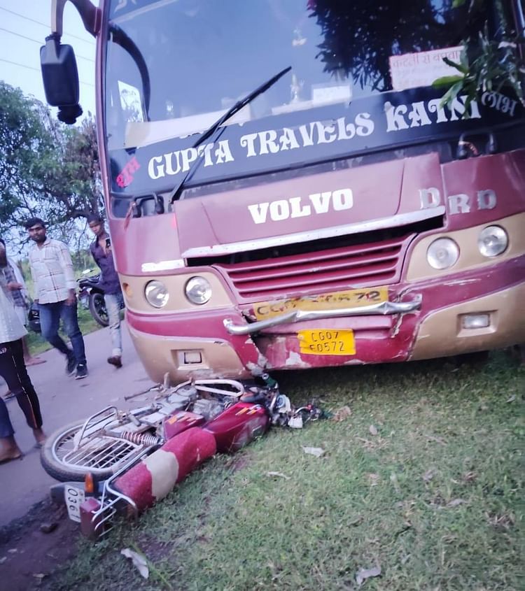 damoh-news:-लड्डू-लेकर-जा-रहे-बाइक-सवार-युवकों-को-यात्री-बस-ने-मारी-टक्कर,-दो-की-मौत,-एक-गंभीर-रूप-से-घायल