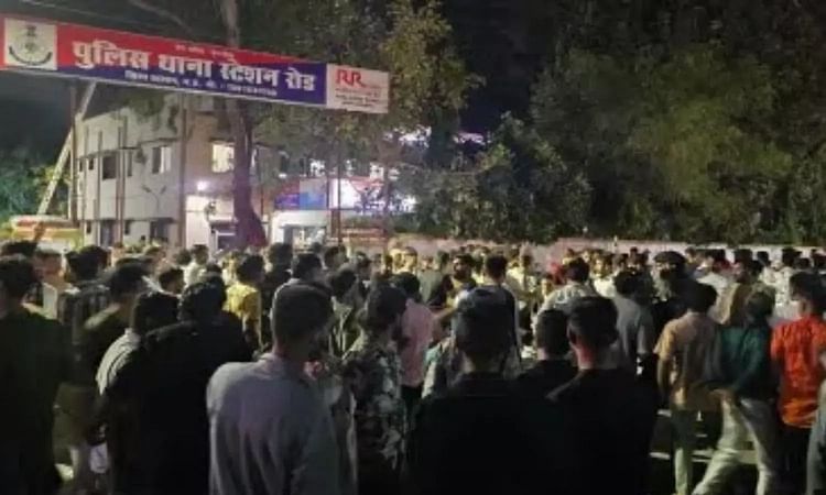 mp:-रतलाम-में-गणेश-प्रतिमा-ले-जा-रहे-भक्तों-पर-पथराव,-भीड़-ने-घेरा-थाना,-पुलिस-ने-भांजी-लाठी,-आंसू-गैस-छोड़ी