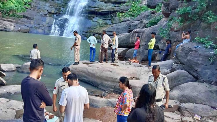 sehore-news:-शाहगंज-के-दिगंबर-झरने-में-हादसा,-भोपाल-के-डॉक्टर-दोस्तों-में-से-एक-गहरे-पानी-में-डूबा