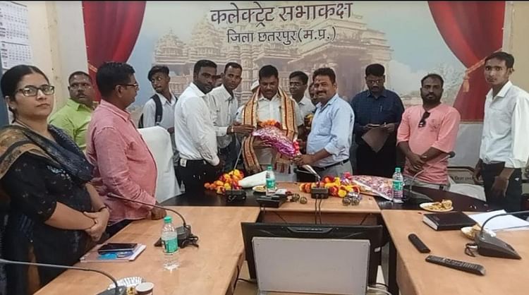 chhatarpur:-राष्ट्रीय-सफाई-कर्मचारी-आयोग-के-अध्यक्ष-ने-जिला-प्रशासन-के-साथ-की-बैठक,-कर्मियों-ने-सौंपा-ज्ञापन