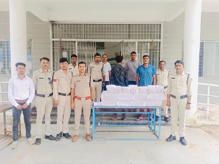 damoh-news:-लग्जरी-कार-से-की-जा-रही-थी-अवैध-शराब-की-तस्करी,-पुलिस-ने-घेराबंदी-कर-पकड़ा