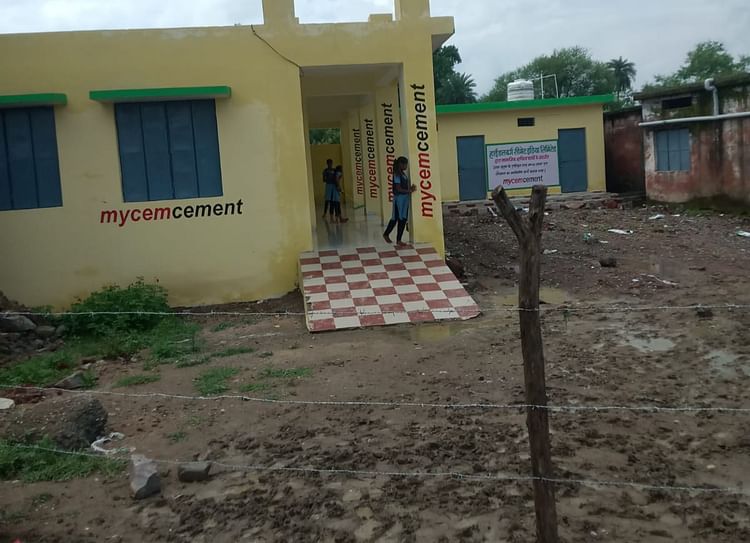 damoh-news:-सरकारी-स्कूल-में-बच्चों-से-साफ-करवा-रहे-बाथरूम,-परिजनों-ने-लगाया-आरोप,-अधिकारी-बोले-जांच-करेंगे