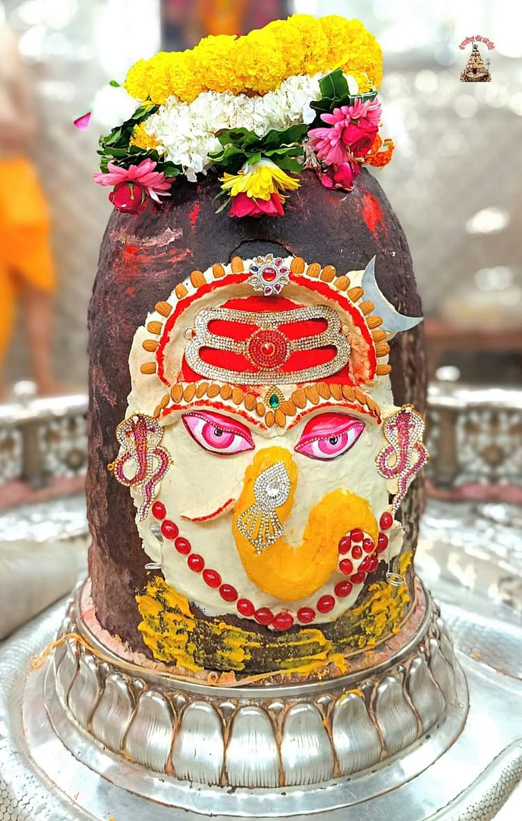 baba-mahakal-ujjain:-बाबा-महाकाल-श्री-गणेश-स्वरूप-में-दिए-दर्शन,-भस्म-आरती-में-भस्म-भी-रमाई