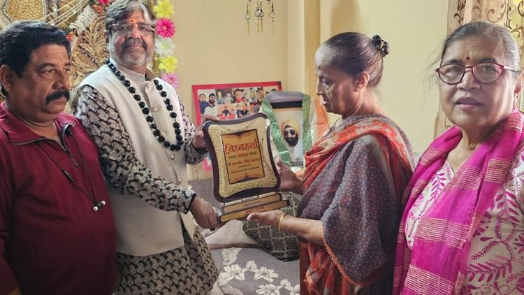 indore-news:-जरूरतमंदों-के-विघ्न-दूर-करने-वालों-का-किया-सम्मान,-सहयोग-राशि-भी-प्रदान-की