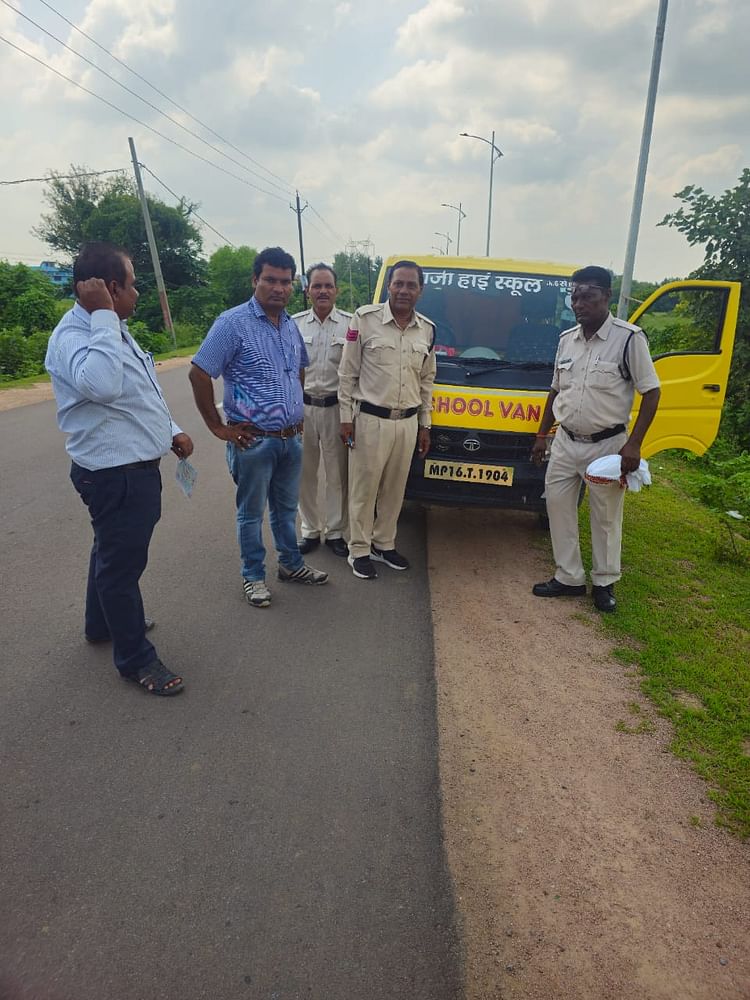 chhatarpur:-rto-की-चालानी-कार्रवाई-में-स्कूल-वाहनों-की-सघन-चेकिंग,-नौ-वाहनों-का-का-काटा-गया-चालान