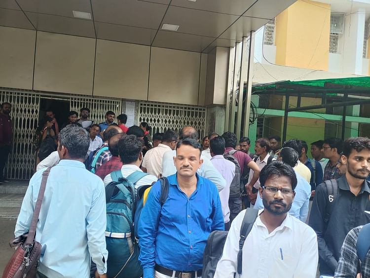 mp:dpi-के-बाहर-अतिथि-शिक्षकों-ने-किया-हंगामा,-अतिथियों-की-भर्ती-में-आ-रही-परेशानी,अधिकारी-सुनने-को-तैयार-नहीं