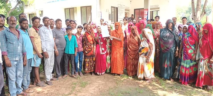chhatarpur:-शराब-दुकान-हटवाने-को-लेकर-महिलाएं-हुई-लामबंद,-चौकी-में-दिया-धरना;-तहसीलदार-को-सौंपा-ज्ञापन