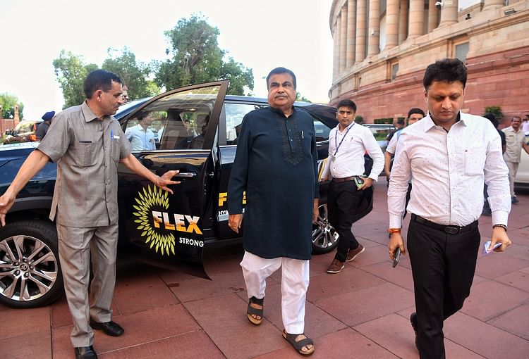 nitin-gadkari:-नितिन-गडकरी-ने-दी-सफाई-कि-वे-पेट्रोल-और-डीजल-वाहनों-के-नहीं-हैं-खिलाफ,-बताई-असल-बात