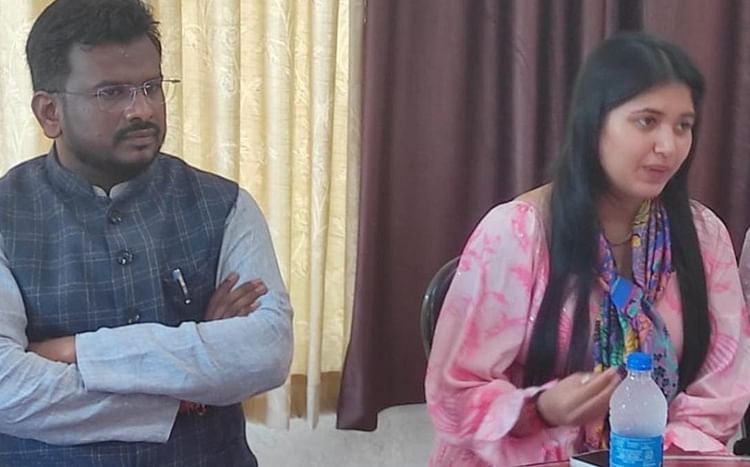 mp-news:-भाजपा-के-कार्यक्रम-में-आई-गायिका-कर-गई-कमलनाथ-की-तारीफ;-जानिए-क्या-है-मामला