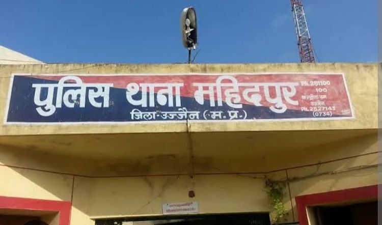 ujjain-news:-एक-हाथ-में-पत्थर-व-दूसरे-हाथ-में-डंडा-लेकर-पानी-की-टंकी-पर-चढ़ा-युवक,-जानिए-क्या-है-मामला