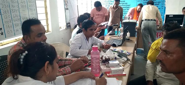 damoh:-जनसुनवाई-में-आए-आवेदकों-के-बन-रहे-आधार-कार्ड-और-आयुष्मान-कार्ड,-दमोह-कलेक्टर-का-नया-नवाचार