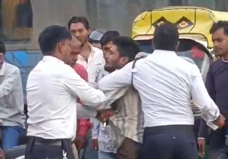 indore:-इंदौर-में-शराबी-युवक-ने-मचाया-उत्पात,-पुलिसकर्मी-से-की-हाथापाई-और-वर्दी-भी-फाड़ी