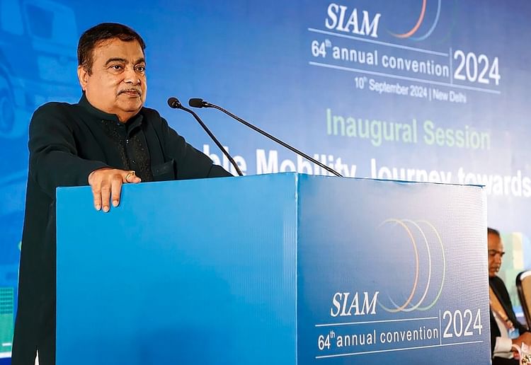 “हर-घंटे-53-दुर्घटनाएं,-19-मौतें”:-नितिन-गडकरी-ने-सड़क-सुरक्षा-पर-चिंता-जताई,-वाहन-निर्माताओं-से-की-यह-खास-अपील