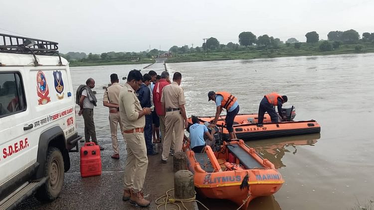 mandsaur-shivna-river-bike-accident:-बाइक-सहित-नदी-में-बहा-था-परिवार,-बबलू-का-शव-मिला,-डूंगर-सिंह-की-खोज-जारी