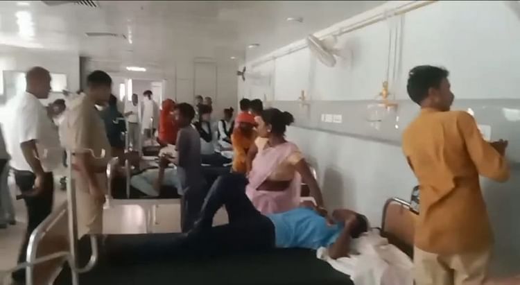sidhi:-पेट-में-कीड़े-मारने-वाली-दवाई-खाने-से-30-से-ज्यादा-बच्चियां-हुई-बीमार,-सभी-जिला-अस्पताल-में-भर्ती